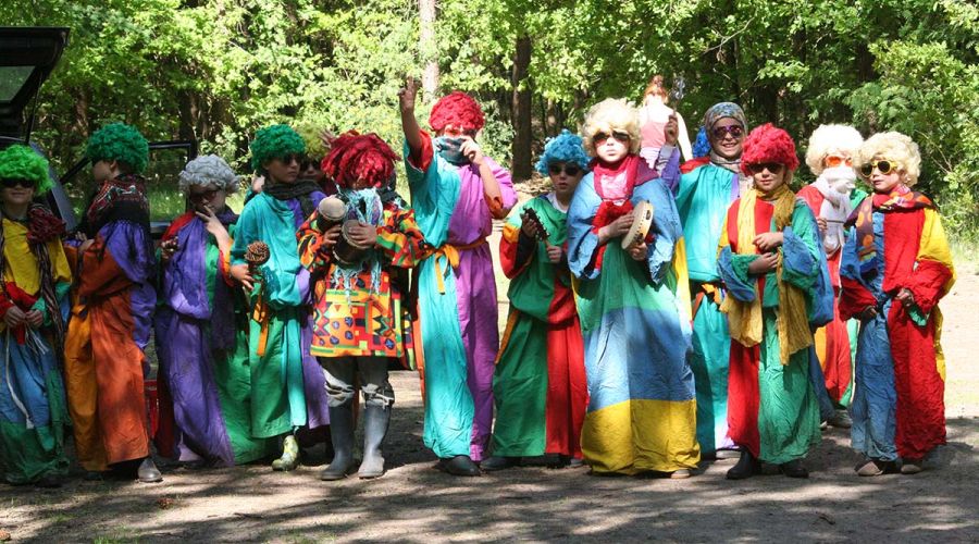 Kinderen verkleed in het bos